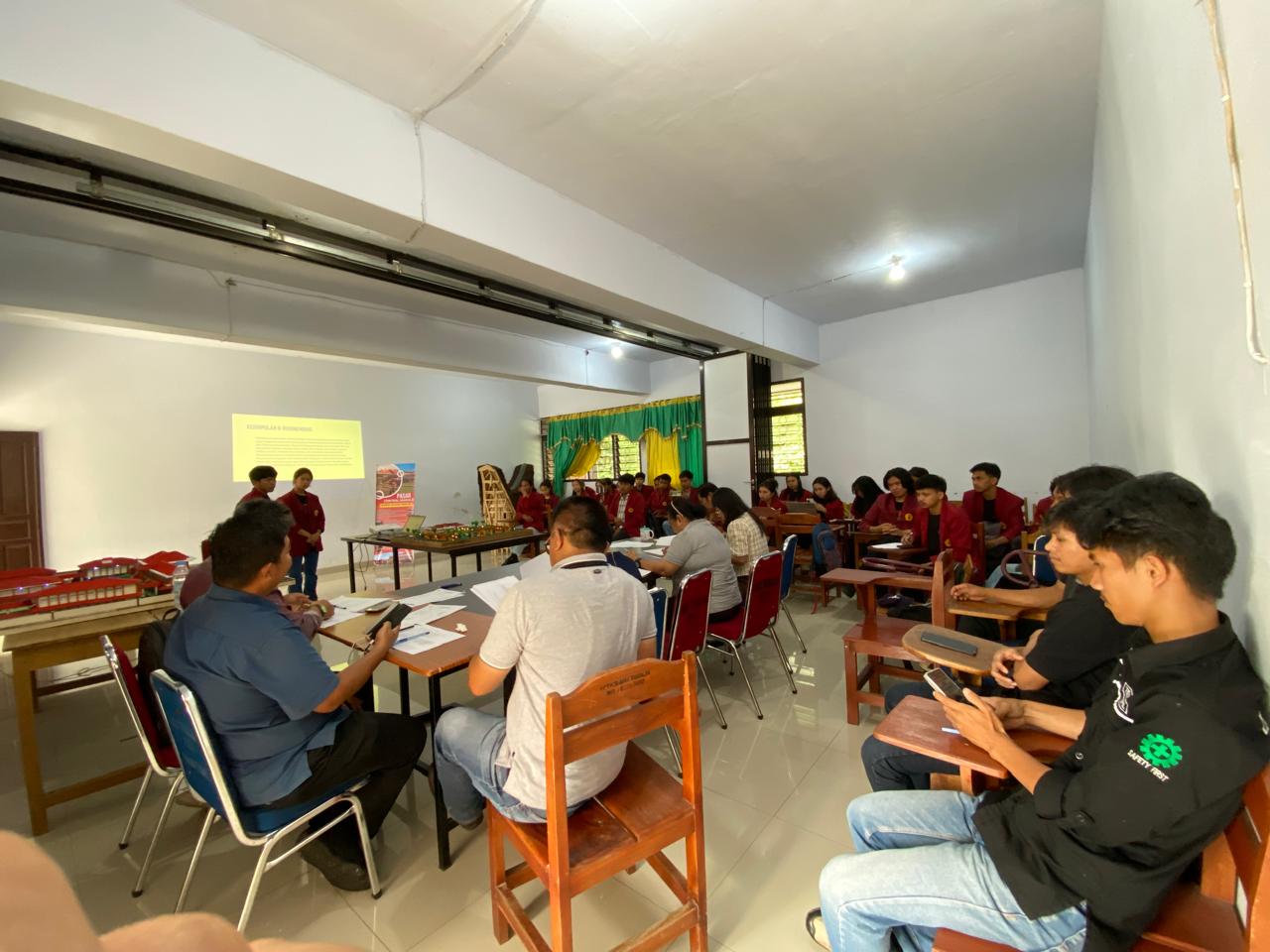 Kegiatan Presentasi Capstone Desain